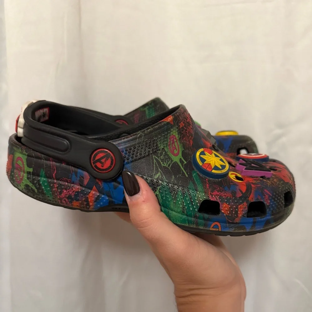 Crocs Kids' Classic Marvel Avengers in black - Picture 2 of 6